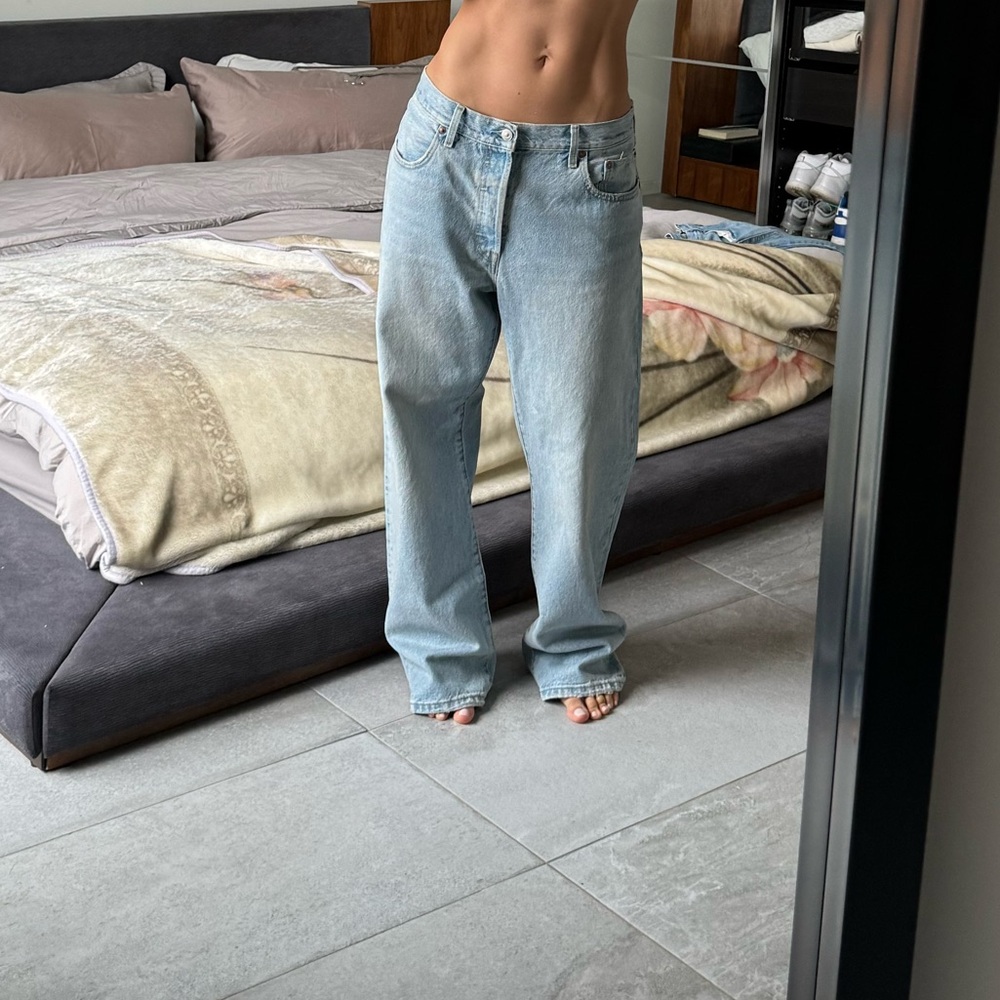 Vintage levis jeans. Light blue wash. Perfect baggy effortless model look.